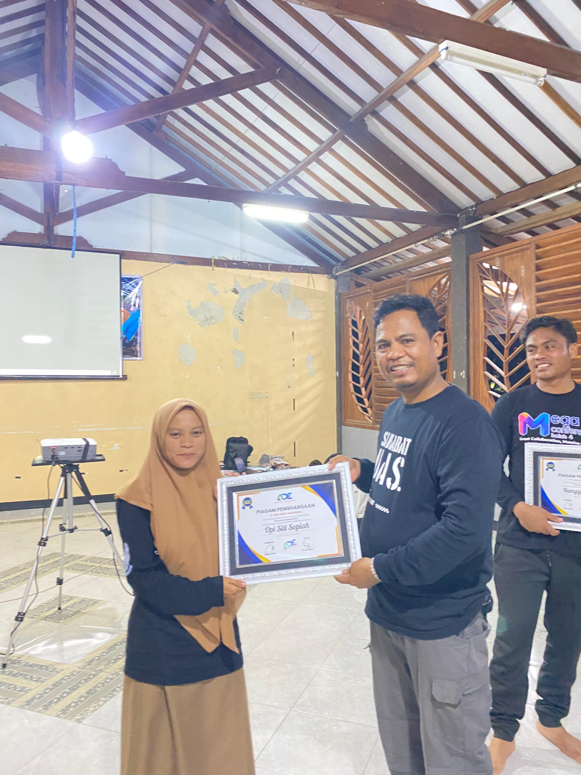 Gathering 2026 : Pembagian plakat untuk best performance setiap jenjang